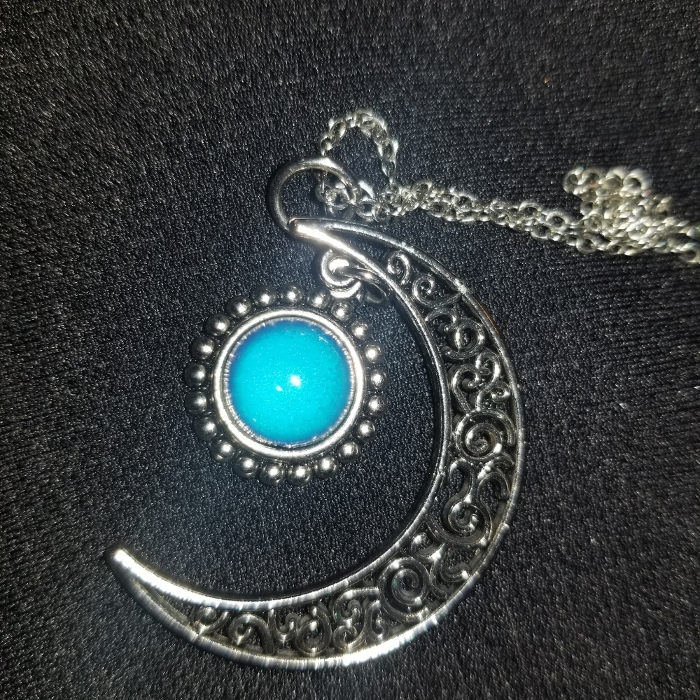 Gorgeous Crescent Moon Necklace Mood Stone Color Changing Silver Tone Like New